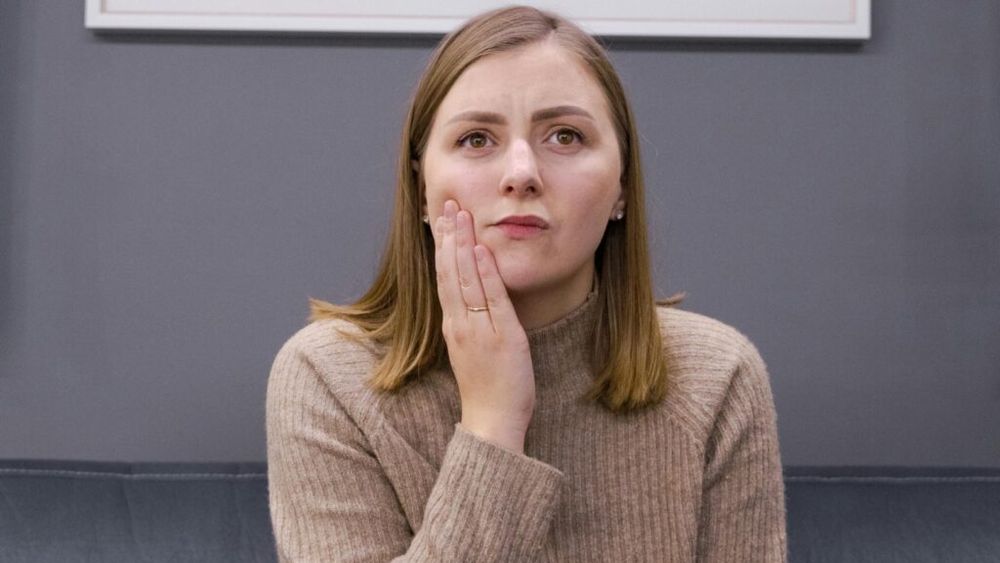 5 alimente care ajută la ameliorarea sensibilității dentare/ Manâncă lactate, mere și ghimbir și evită zahărul, carbohidrații și alcoolul