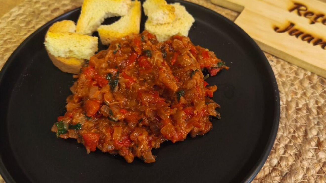 VIDEO | Rețetele Juanitei | Tocăniță de vinete cu usturoi/ Preparată rapid, ține loc de zacuscă pentru cine n-are timp de conserve mai sofisticate