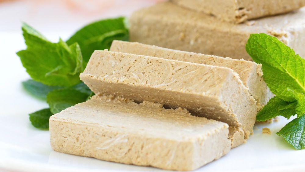 Rețeta de halva de casă / Unul dintre cele mai iubite preparate de post, poate fi pregătit în câteva minute din trei ingrediente simple/ Halvaua din comerț poate conține E-uri și grăsimi nesănătoase