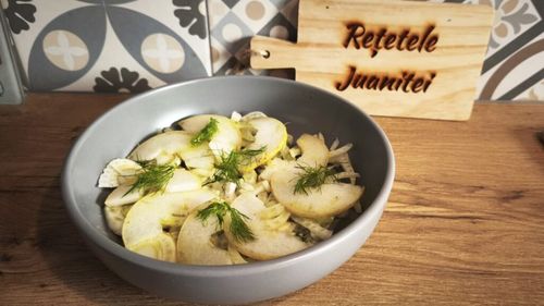 Rețetele Juanitei | Arome mediteraneene într-o salată de pere și fenicul / Ușor de preparat, poate fi o cină lejeră, un aperitiv sofisticat sau o garnitură deosebită/ Fă-o veggie sau cu pui