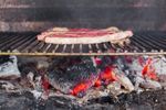 Pâinea prăjită excesiv, cartofii foarte rumeniți și carnea arsă pe grătar pot conține compuși nocivi / Când devin alimentele o problemă pentru sănătate, conform unui medic oncolog