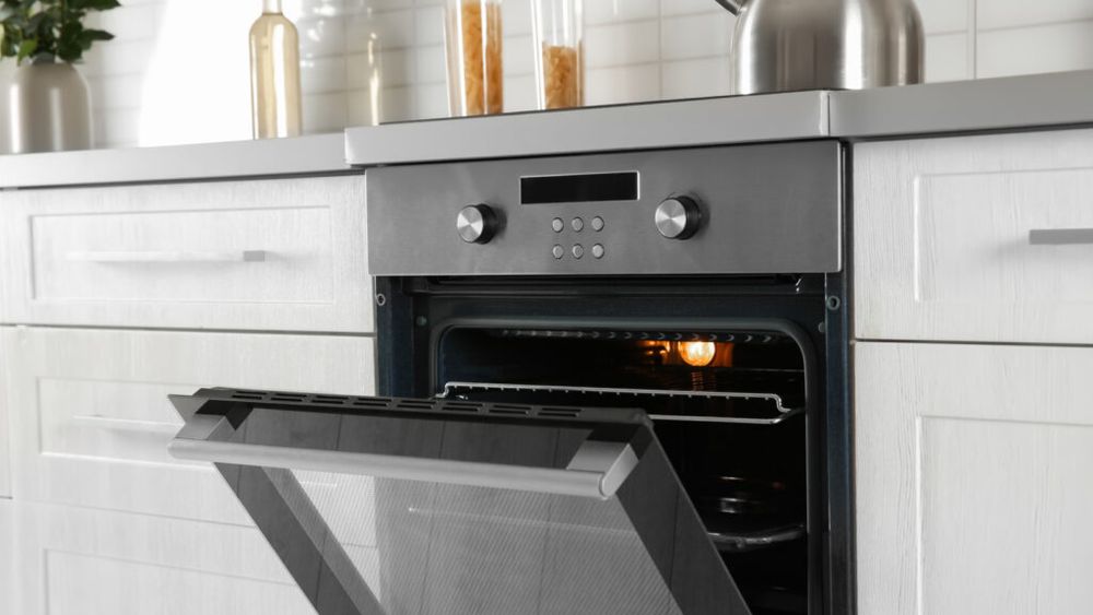 VIDEO | Cum desfaci cuptorul pentru a-l curăța rapid și ușor/ Nu mai trebuie să stai aplecat, ci vei curăța majoritatea componentelor în chiuvetă