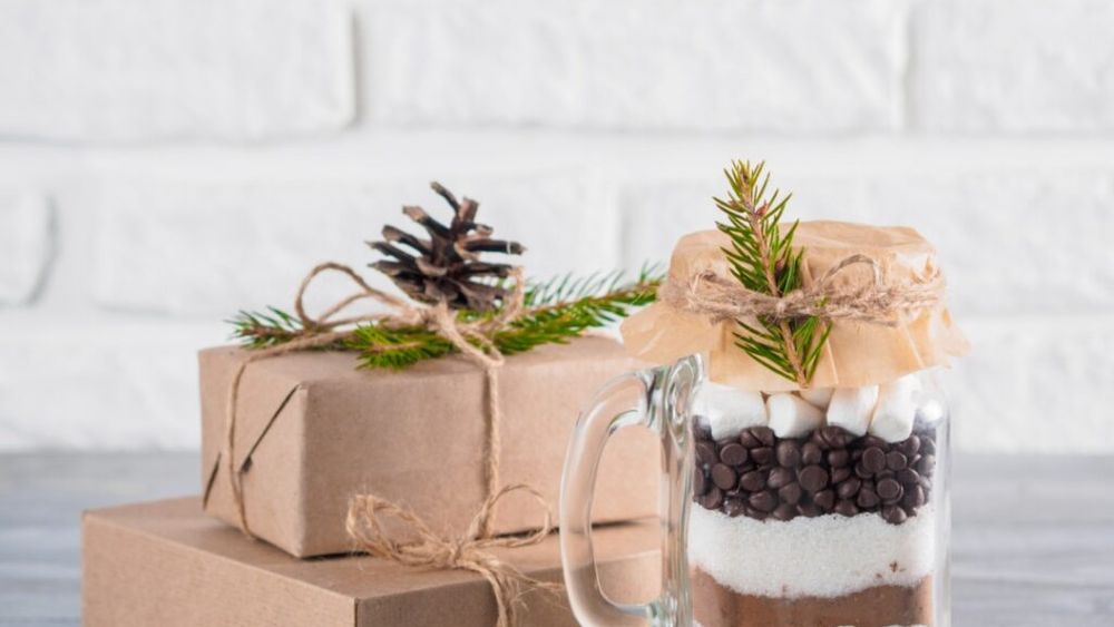 Cum poți prepara singur din ingrediente simple un amestec pentru ciocolată caldă. Într-un borcan frumos decorat, poate fi și un dar de Craciun pentru colegi