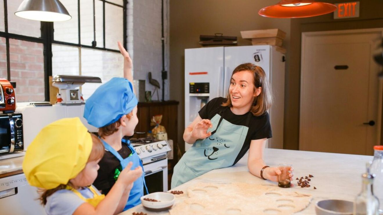 Televiziunile Warner Bros. Discovery propun în decembrie competiţii culinare cu tematică de Crăciun, seriale despre mâncare și slăbit