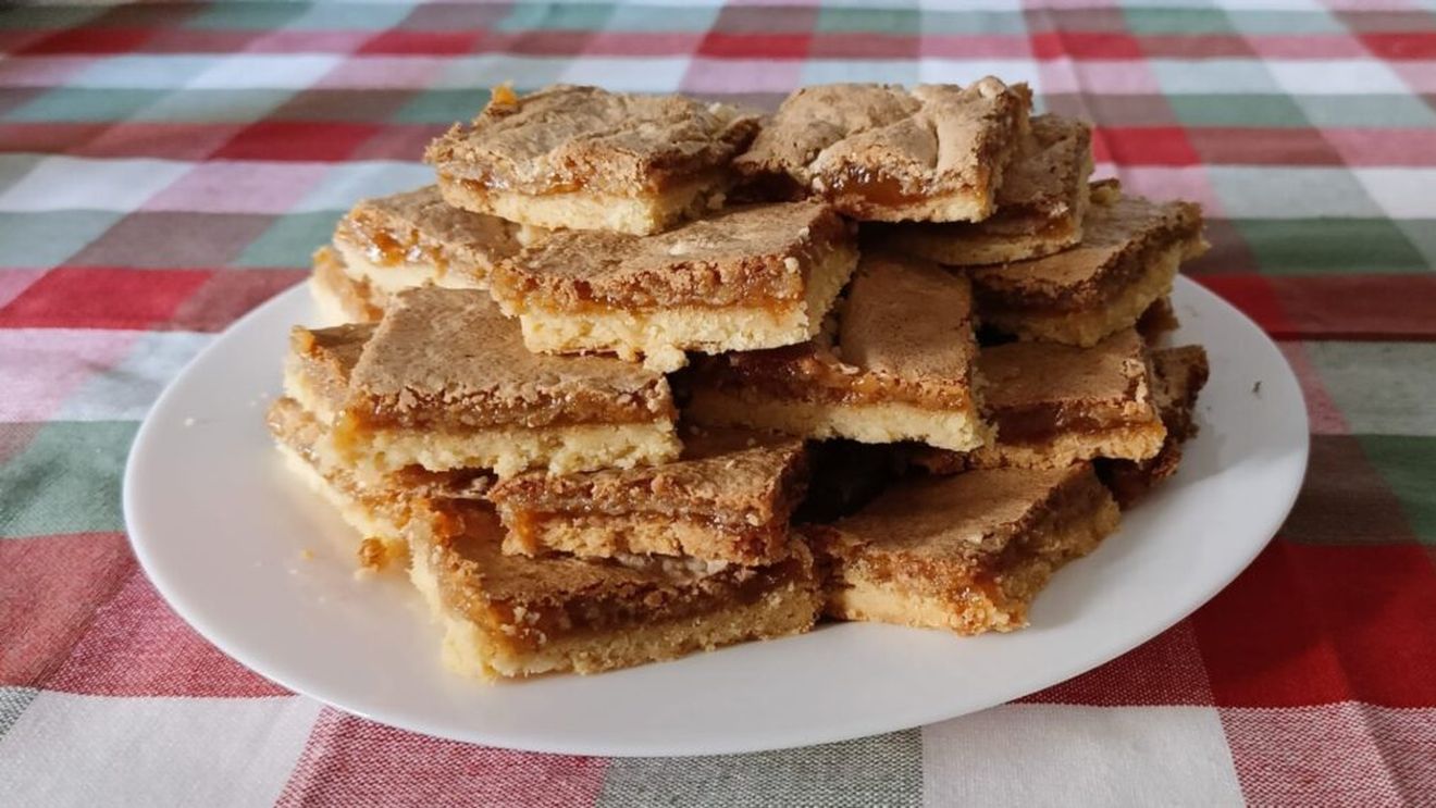 Ceva dulce| Prăjitura londoneză - o combinație de blat, nuci și bezea, totul „lipit” cu gem/ Rețetele Juanitei