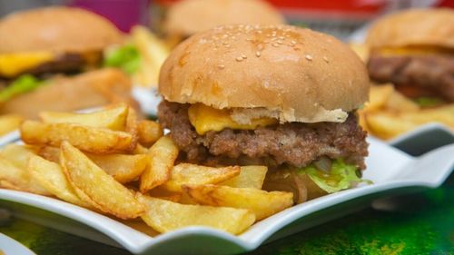 Lanțurile de restaurante din Statele Unite resimt presiunea instabilității economice pe măsură ce consumatorii americani strâng cureaua. Veniturile fast-food-urilor, în scădere de mai multe luni