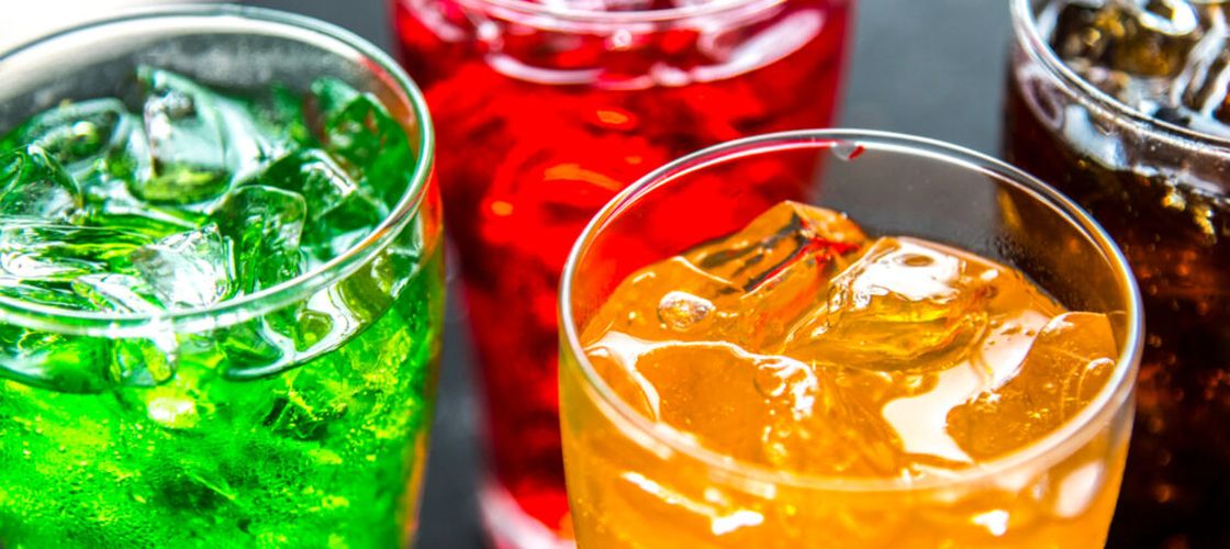Par simple băuturi răcoritoare, dar pot avea efecte nedorite / Băuturile care te îmbătrânesc înainte de vreme și îți dau probleme digestive, conform nutriționiștilor