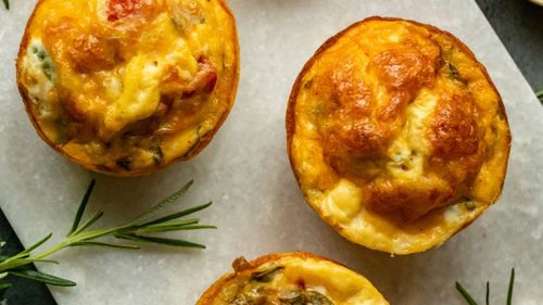 Ușor și rapid de preparat pentru cină, dar bune de luat și la birou: Brioșe cu ou, bacon și brânză/ Rețetele Juanitei