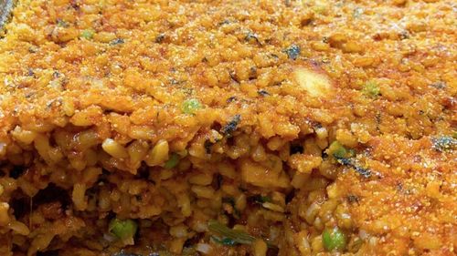 Orez la cuptor, comfort food cu brânzeturi și sos de roșii. Iese ca o budincă gratinată, ideală pentru mesele de familie. Merge și încălzit la cuptor, a doua zi