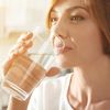 Ce se întâmplă în organism atunci când bei cu adevărat suficientă apă / Beneficiile observate de nutriționiști, de la digestie la nivelul de energie