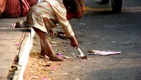 28 mai, Ziua Mondială a Foamei. „Sunt copii care mușcă direct din ambalaje, de foame”, semnalează Băncile pentru Alimente