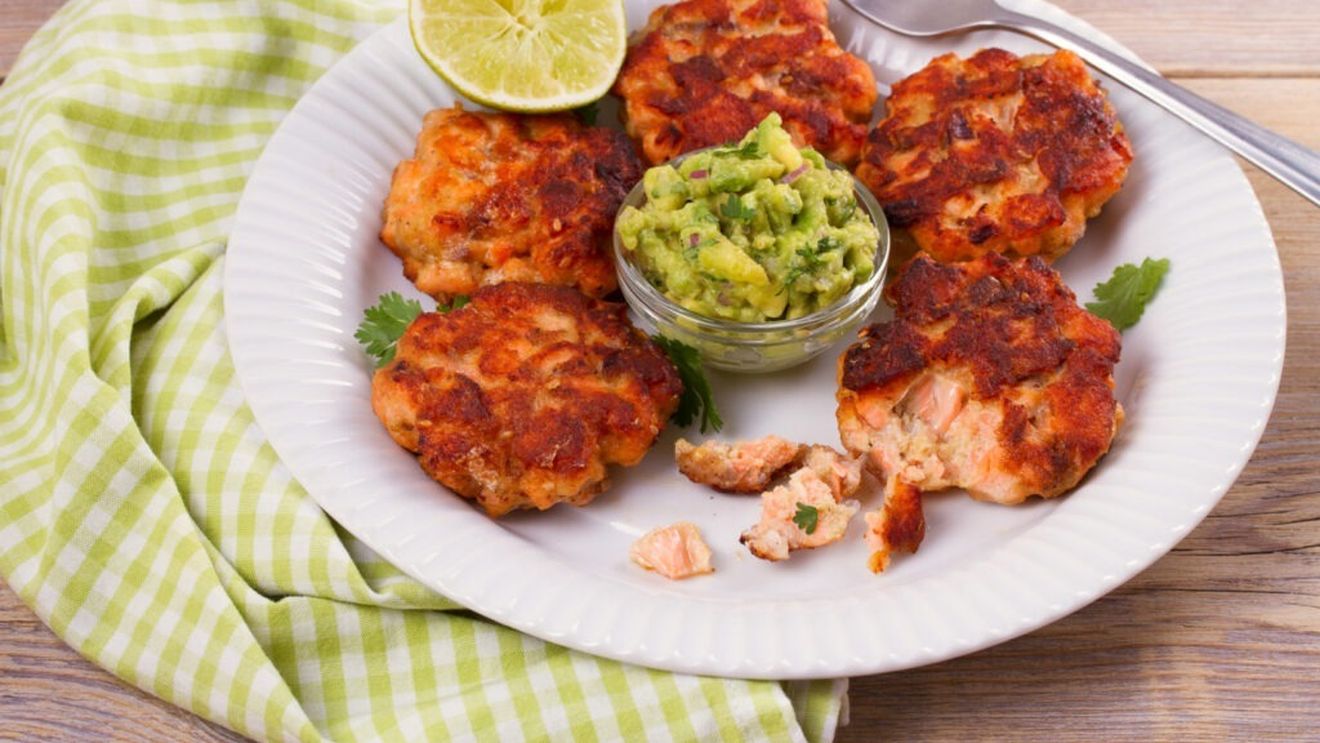 Chiftele de somon, pentru o cină ușoară / Înainte de a ajunge la petrecerea pentru noaptea dintre ani, o mâncare ușoară poate fi ideală