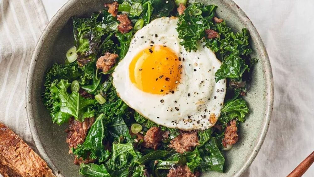 Ouă la tigaie cu cârnați și alioli de roșii/O rețetă rapidă, ideală când nu ai timp mult pentru gătit