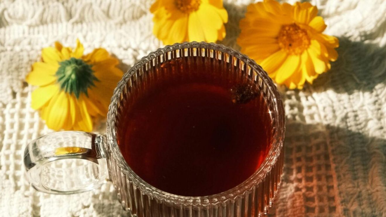 Șase beneficii nebănuite ale ceaiului de gălbenele / Inclus în rutina ta zilnică, acest ceai îți crește imunitatea, te relaxează, îți face pielea frumoasă și ameliorează durerile menstruale