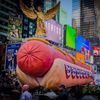 Un hot-dog gigantic de 20 de metri a apărut în Times Square / Sculptura aruncă periodic confetti și marchează 250 de ani de la fondarea SUA