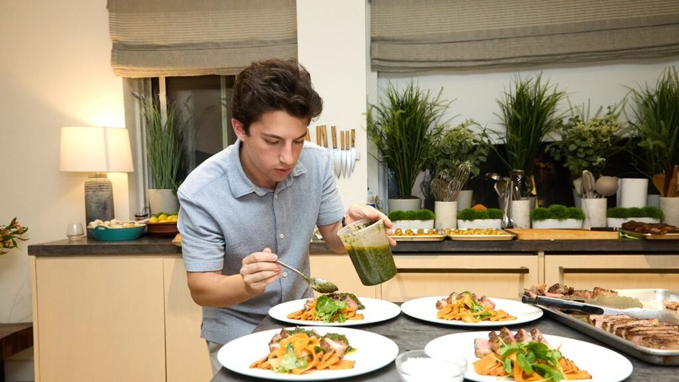 Cum a reușit un adolescent să transforme pasiunea pentru gătit într-un imperiu pe rețelele sociale / Majoritatea videoclipurilor sunt filmate acasă, într-o bucătărie-studio pe care a amenajat-o în garaj / Povestea lui Eitan Bernath 