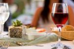 Crezi că un pahar de vin roșu protejează inima? 6 mituri despre alcool demontate de specialiști