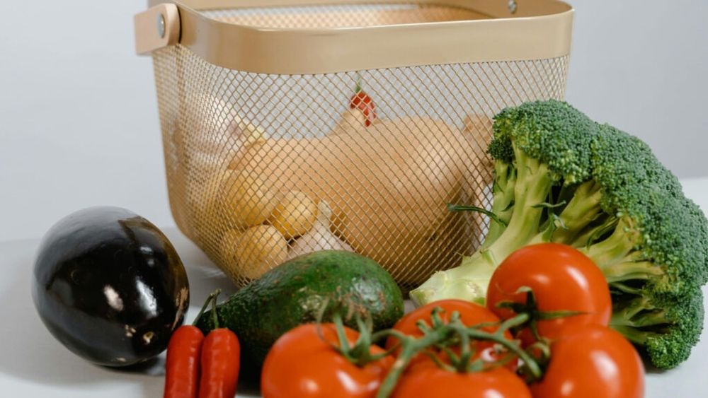 Este o greșeală să păstrăm ceapa și cartofii în frigider? Dar alte legume? Scurt ghid de conservare corectă a vegetalelor din rețetarul de bază