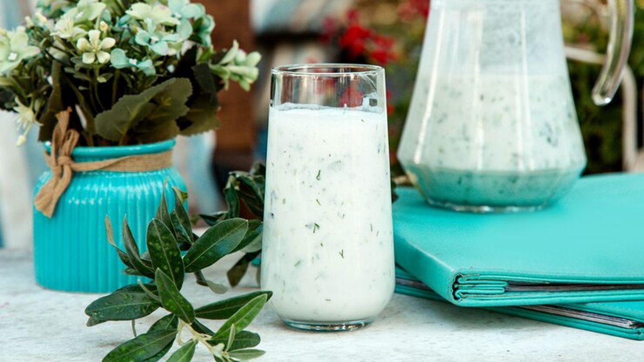 Nu e iaurt, nici lapte, nici apă: Ce este, de fapt, ayranul și de ce e atât de iubit în Turcia / Originile sale merg înapoi în timp cu aproape 1.000 de ani