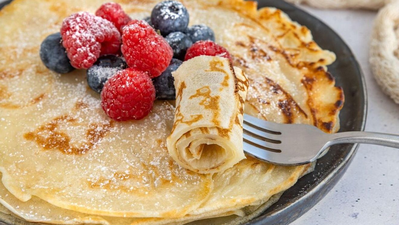 Rețeta de clătite cu care nu dai greș niciodată, plus 10 umpluturi perfecte/ De ziua clătitei, încearcă și „testul monedei”, să vezi dacă vei avea parte de belșug tot anul/ Provocarea e întoarcerea clătitei în tigaie