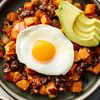 Un mic dejun mexican reinterpretat: boluri Huevos Rancheros cu cartofi dulci, fasole neagră, ouă prăjite și salsa