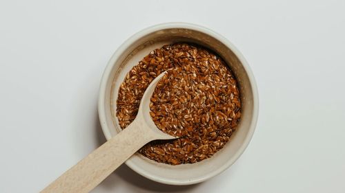 Putem consuma semințe de in crude?/ Da, dar fără excese și doar preparate în anumite moduri, altfel apar balonarea, gazele și chiar dezechilibrele hormonale