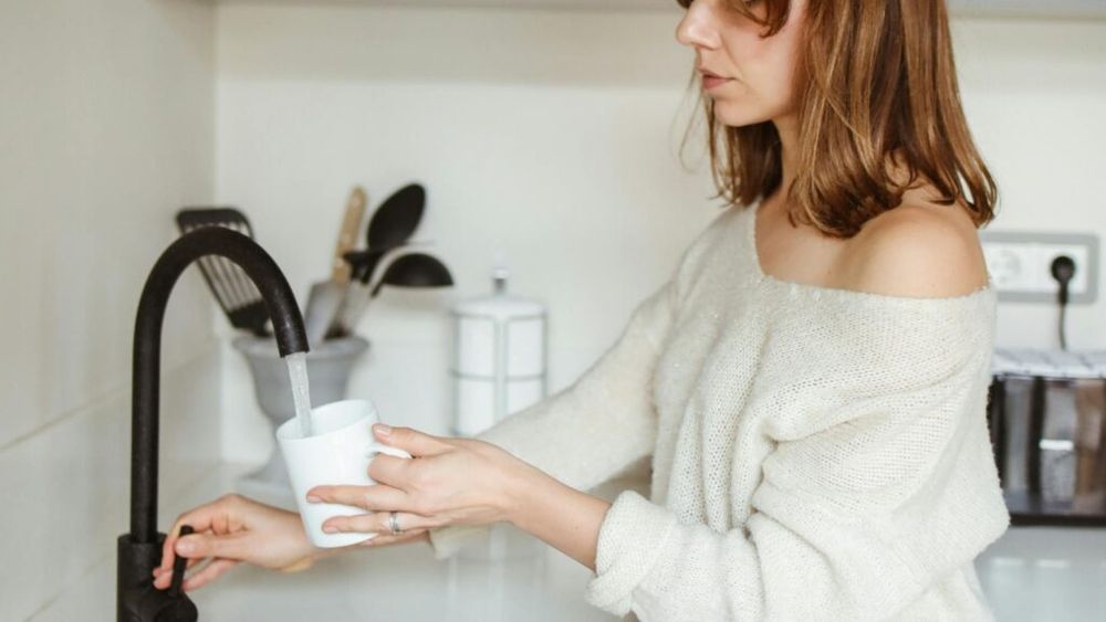 Un nou material care ar putea în curând elimina problema poluanților eterni din apa de băut, creat de cercetători americani. Cum le putem limita actualmente impactul