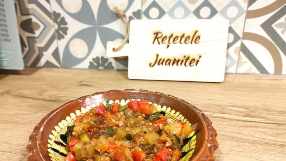 Samfaina, un fel de zacuscă a catalanilor, rudă bună cu ratatouille sau cu caponata siciliană/ Un buchet de gusturi și vitamine într-un preparat vegan extrem de simplu