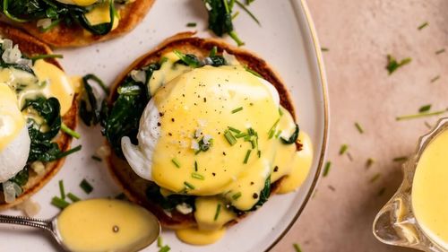 Ouă florentine cu spanac proaspăt și sos Hollandaise la blender / Rețeta vegetariană pentru un mic dejun elegant, consistent și gustos