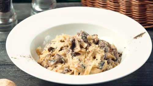 Pastele de vineri seara. Tagliatelle cu ciuperci, bacon și smântână, rețeta tradițională italiană de pasta alla boscaiola