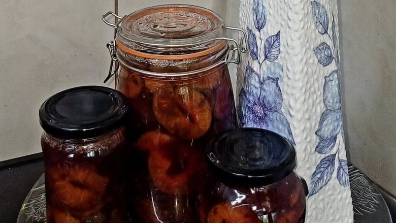 Dulceață de prune coapte la cuptor, în suc propriu. Călugărul bucătar de la Mănăstirea Dervent: „Uneori cele mai bune rețete sunt și cele mai simple” / Cum se prepară