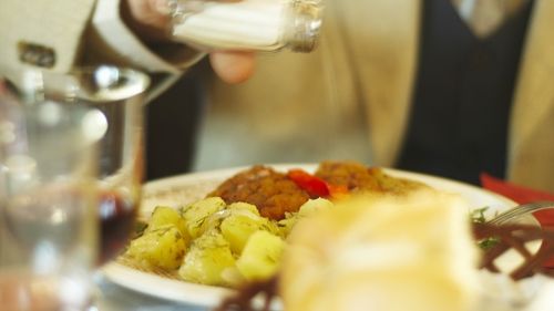 Cât de multe putem ști despre ce-i plăcea lui Eminescu să mănânce? Mânca neglijent și la întâmplare, iar din însemnările lui Titu Maiorescu aflăm că lua masa în restaurante modeste