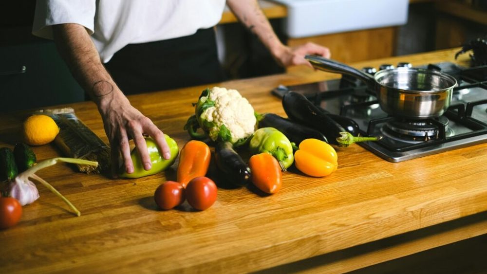 Se poate găti fără sare? Răspunsul e „da”/ Metoda folosită de un chef bucătar: „Nici măcar în apa de fierbere nu pun sare”