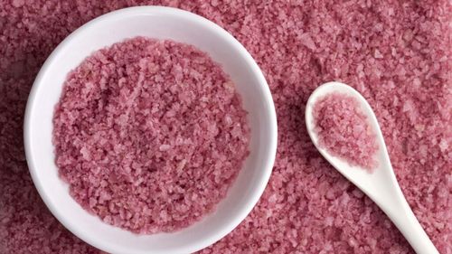 Sare aromatizată cu vin, noua modă gastronomică a verii. Conferă aromă în plus mai multor preparate și o poti prepara ușor acasă