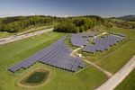 Panourile solare care „protejează” hameiul de căldură și secetă. Soluția unui fermier din Bavaria care produce și energie, și bere