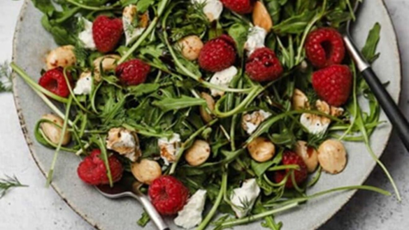 Salată cu brânză de capră, zmeură și oțet balsamic / E garnitura perfectă pentru orice masă