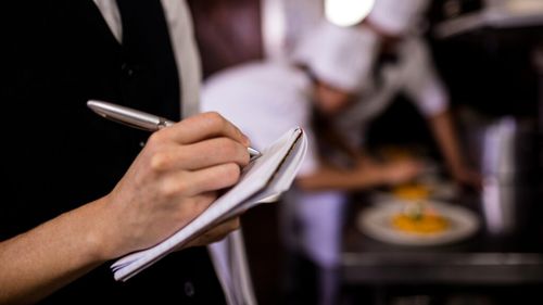 Deficitul de forţă de muncă în HoReCa atinge cote alarmante; în staţiunile turistice ajunge şi la 50%