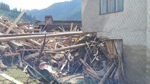 Prefectul de Suceava cere ONG-urilor să nu mai colecteze alimente sau apă pentru sinistraţi / Sunt necesari bani pentru a-i sprijini pe localnici să îşi refacă locuinţele