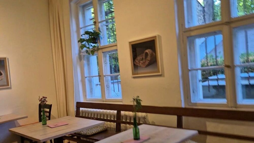 Fenomen urban mai puțin obișnuit: Cafenelele din cimitirele Berlinului / Oamenii se adună după înmormântări pentru a mânca și a vorbi despre cei dispăruți