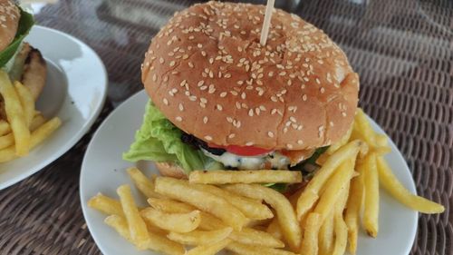 Rețetele Juanitei. Hamburger făcut în casă. E fast-food, îl poți prepara repede când ai musafiri, dar ai control cât de caloric îl faci