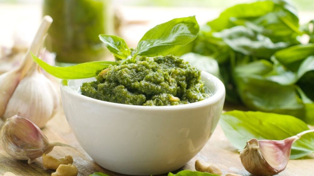 Cum poți face acasă pesto cu busuioc. Rețeta de bază și 3 moduri de a-l folosi în rețete: De la paste la sandwich-uri