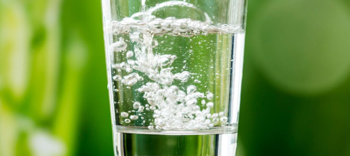 Mit sau realitate: Apa carbogazoasă ajută la slăbit? Ce impact are asupra metabolismului și glicemiei, conform cercetătorilor