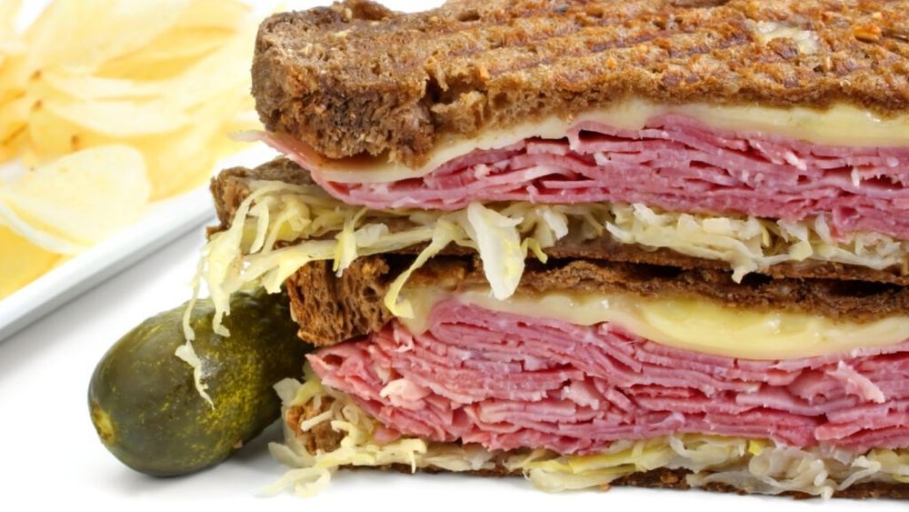 „Pastrami”, unul dintre puținele cuvinte englezești care vine de la pastramă. Ambasada României în SUA popularizează această legătură etimologică
