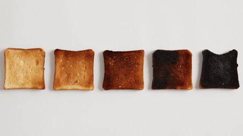 Răzuiești arsura de pe pâine când o prăjești prea mult?  Ar fi și mai bine să eviți să se ardă