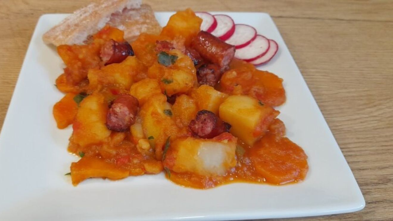 Retetele Juanitei. Guiso de patatas con salsichas. Tocăniță spaniolă de cartofi cu cârnați