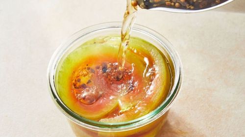 Southern pickles sau murături dulci-acrișoare din coajă de pepene roșu. Ce altceva mai putem face cu ele: de la stir fry la coaja de pepene confiată