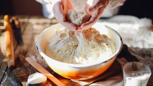 ABC în bucătărie | Dospirea corectă a aluatului: timp, temperatură și trucuri pentru sezonul rece / În funcție de modul în care lași aluatul să crească depind textura, gustul și aspectul final al preparatului