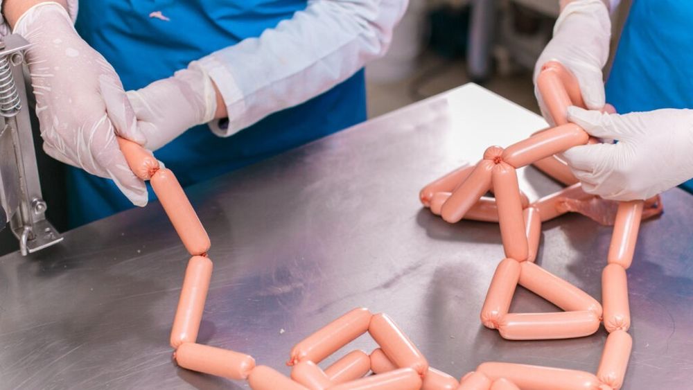 Alimentele ultraprocesate devin o amenințare globală, spun cercetătorii. Experții cer taxe și avertismente pe etichete