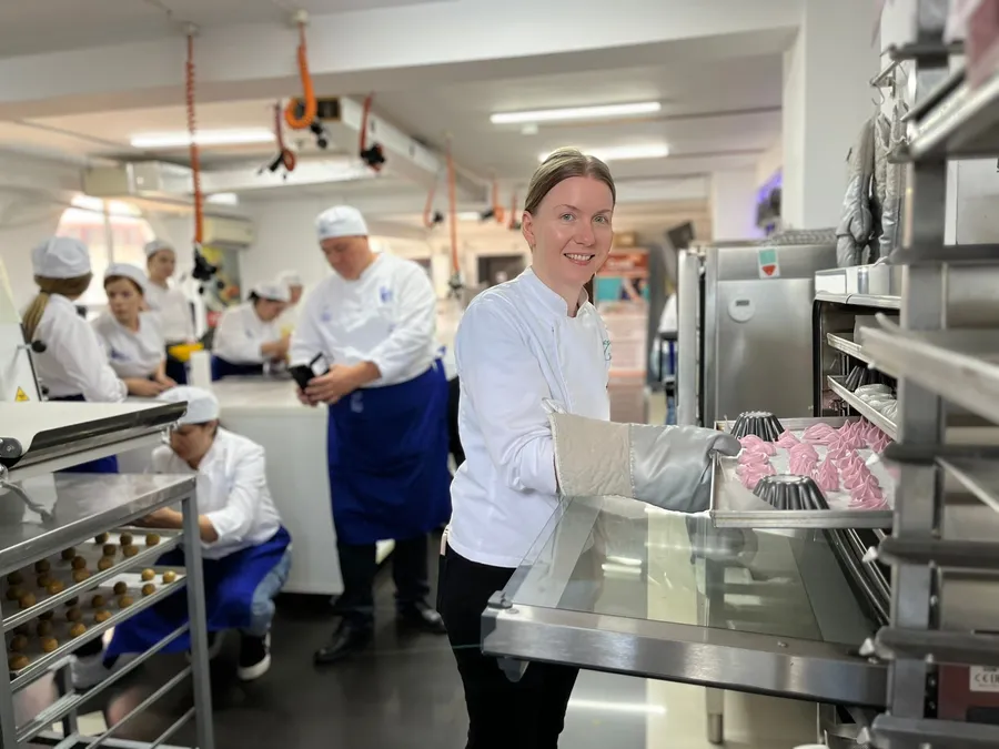 Cristina Mehedințeanu lucrând în laboratorul profesionist din Londra