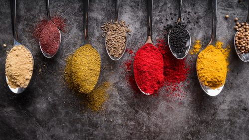 Cinci greșeli pe care le faci în bucătărie, când folosești condimentele din cămară/Motivul pentru care nu ar trebui să apropii flaconul cu condimente de oala care fierbe